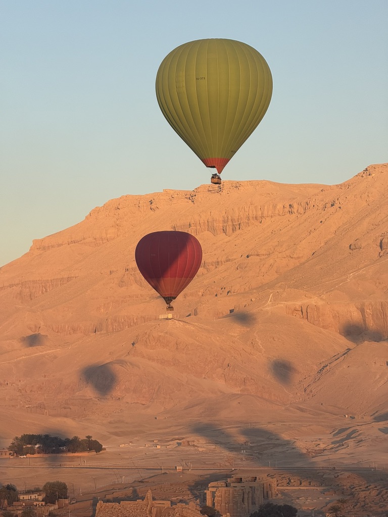 Montgolfieres s'élevant au lever du soleil
