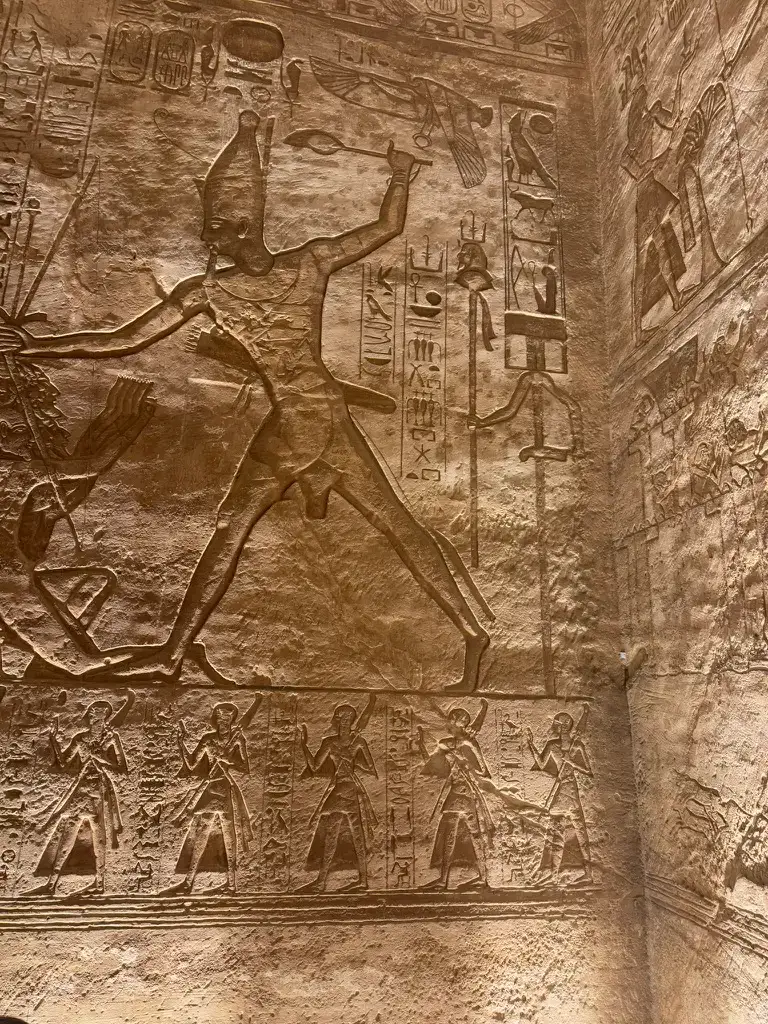 Scène de combat sur les murs de l'intérieur du temple d'Abou Simbel.
