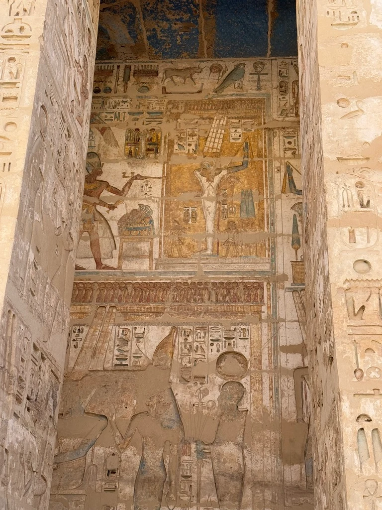 Murs entièrement décorés du temple de Medinet Habou