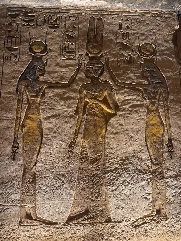 Murs entièrement décorés des temples de Nefertari  à Abou Simbel.