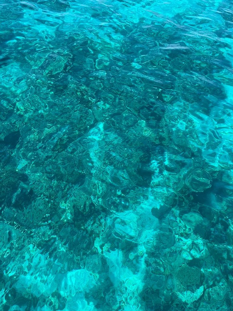 Couleur de la mer bleu turquoise et entièrement transparente magnifique