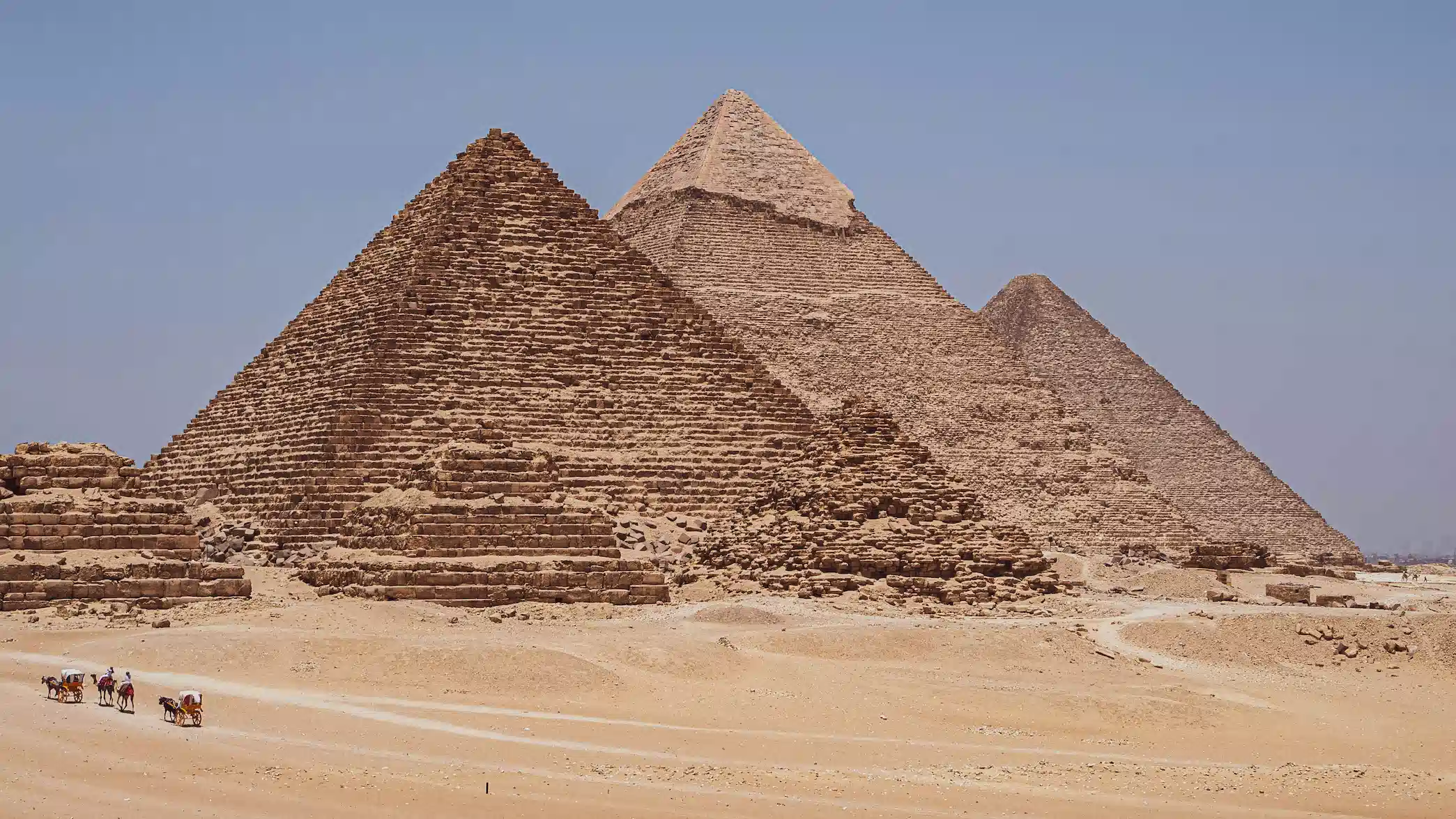 Pyramides de Gizeh en plein désert