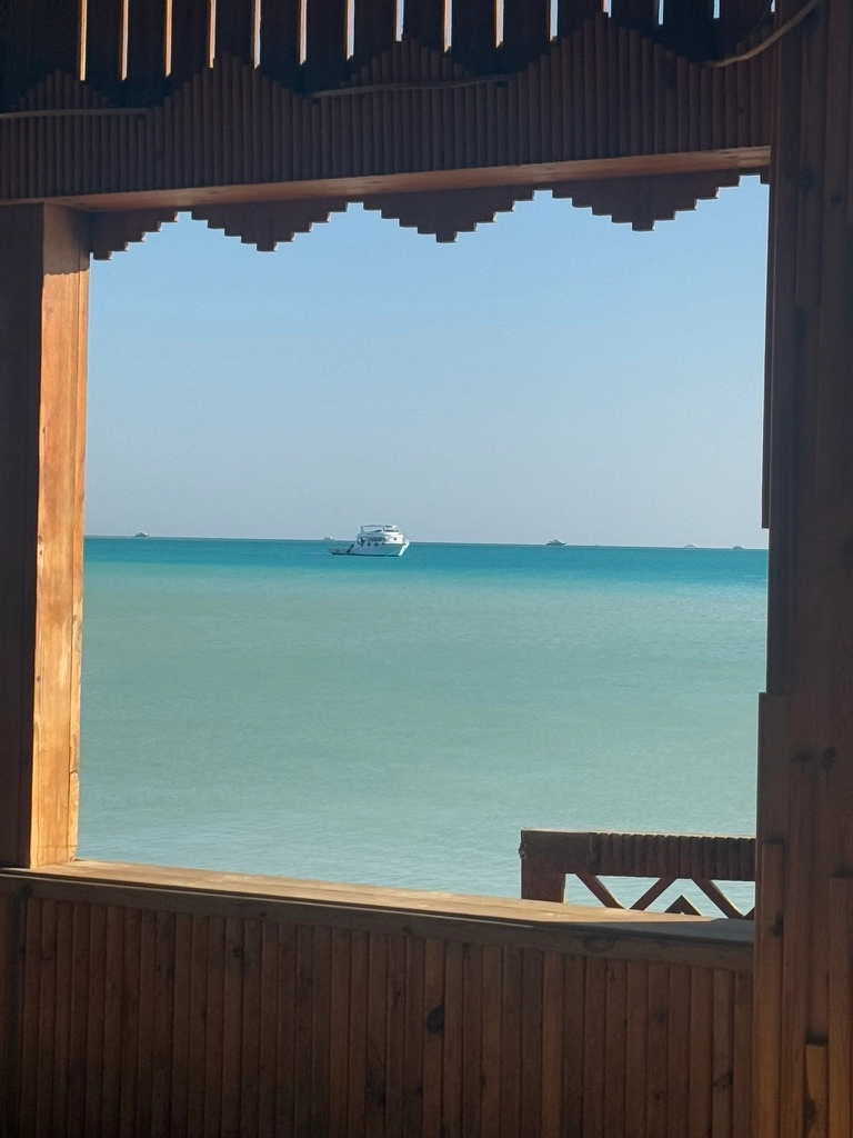 Bateau au loin sur l'horizon de la mer Rouge d'un bleu très clair