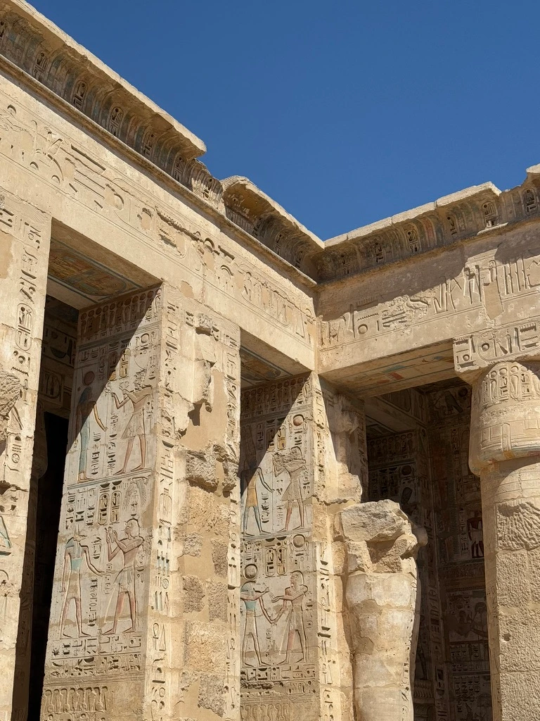 Cour Intérieur du temple de Medinet Habou à Louxor 