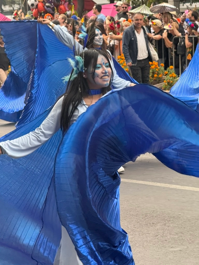 Défilé Dia de los Muertos, danseuse habillée de bleu