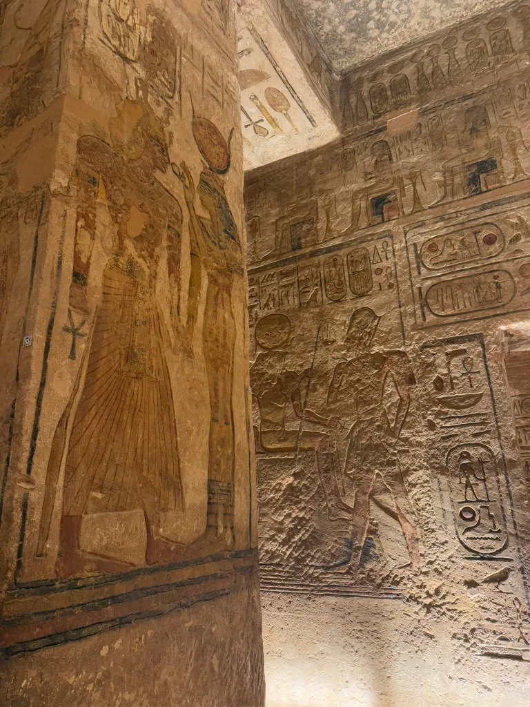 Murs entièrement décourés à l'intérieur du temple de Ramses II à Abou Simbel