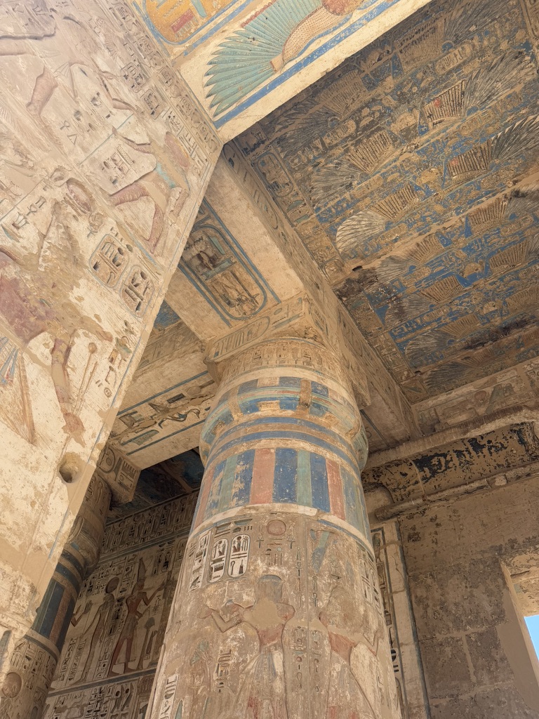 Couleurs encore visibles sur les colonnes du temple de Medinet habou