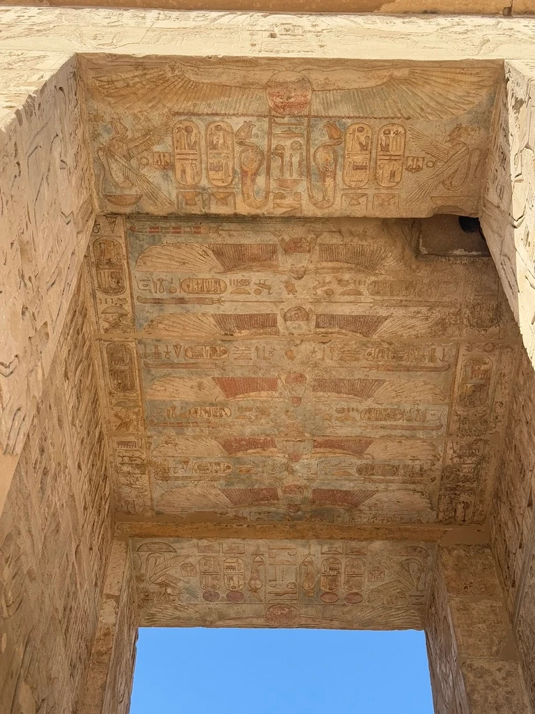 Plafonds entièrement décorés du temple Medinet Habou