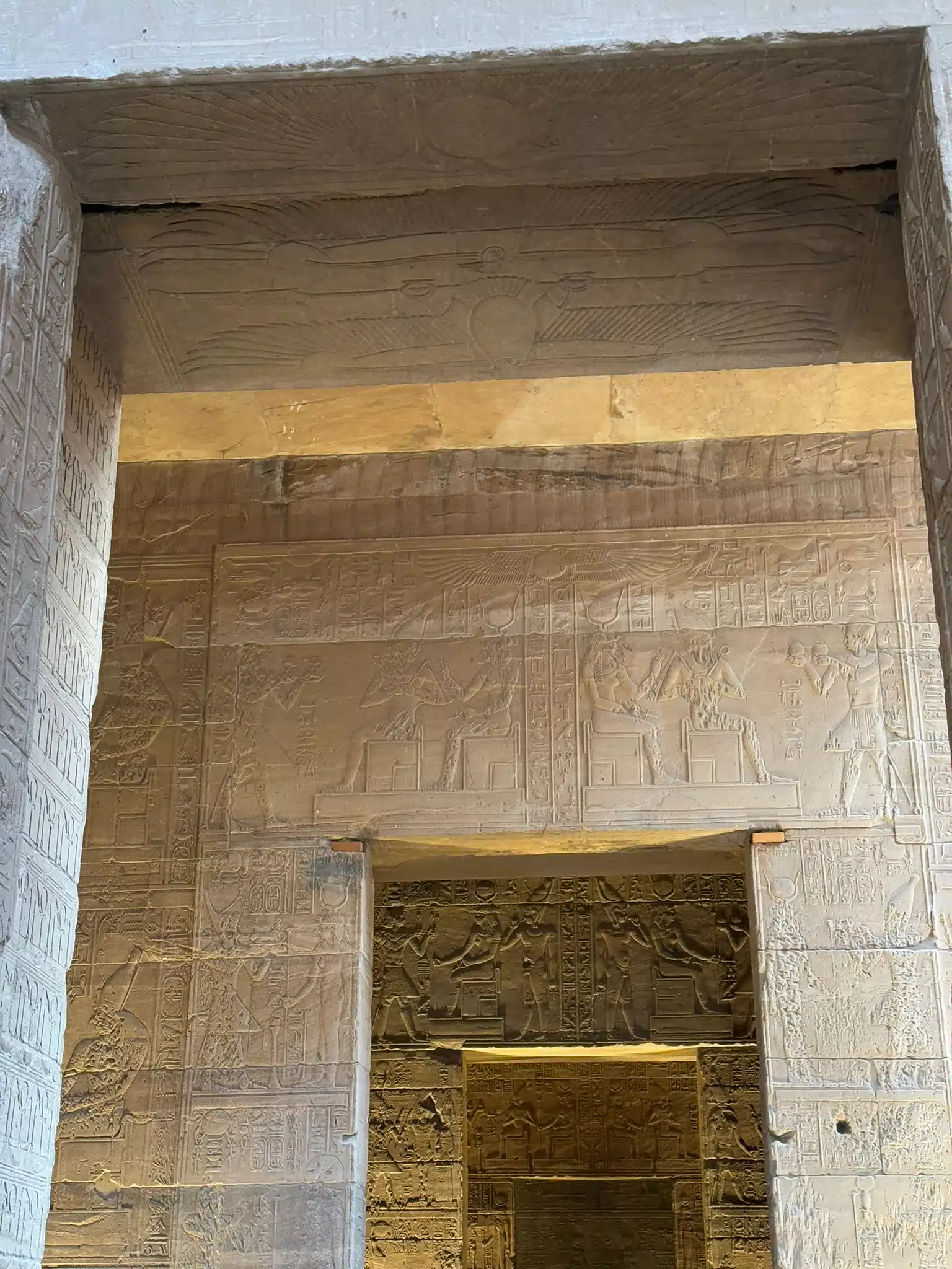 Murs du temple d'Isis Philae avec des hiéroglyphes.