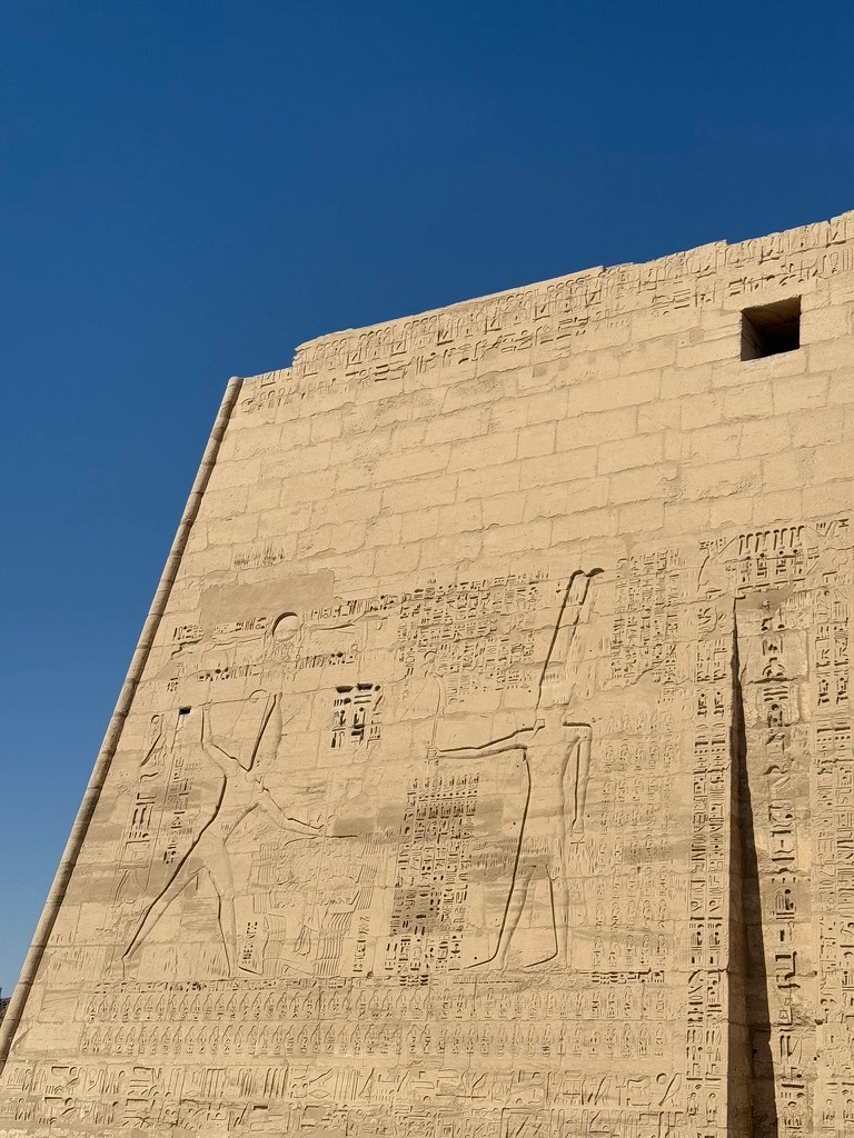 Entrée du temple de Medinet Habou, gravure de bataille visibles et immenses