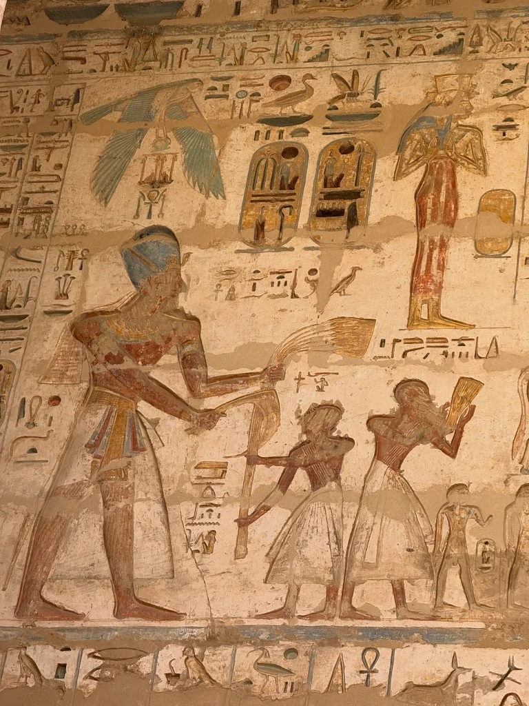 Scènes de domination du pharaon Ramses III, mur du temple de Medinet Habou