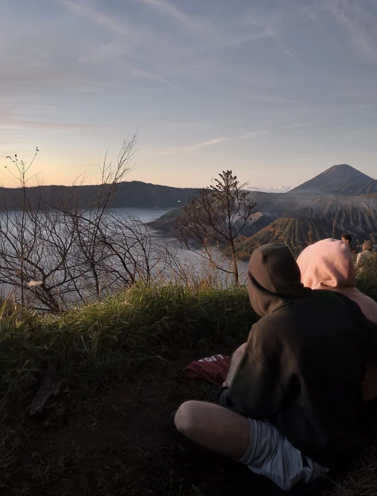 couple regardant le lever de soleil bromo