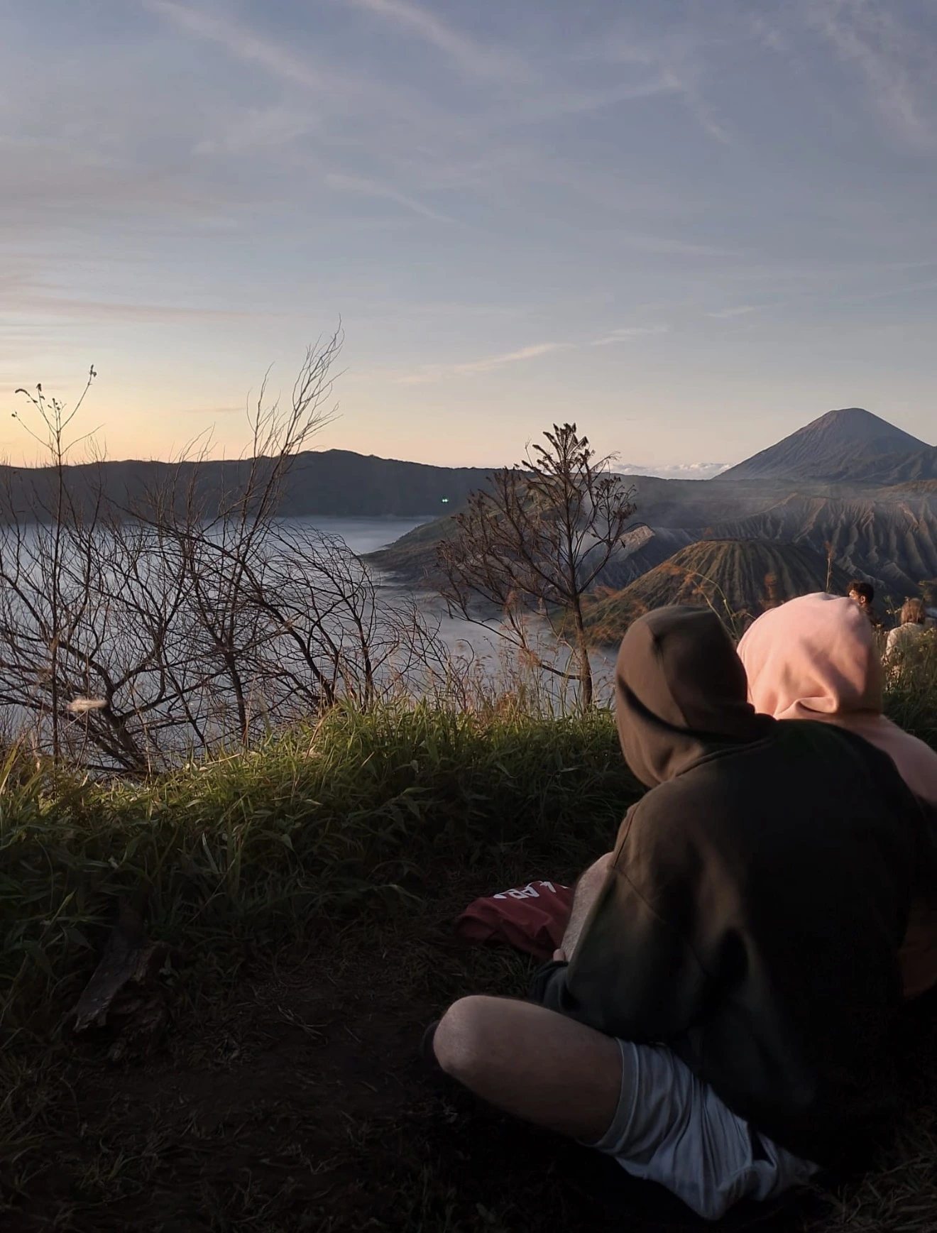 couple regardant le lever de soleil bromo