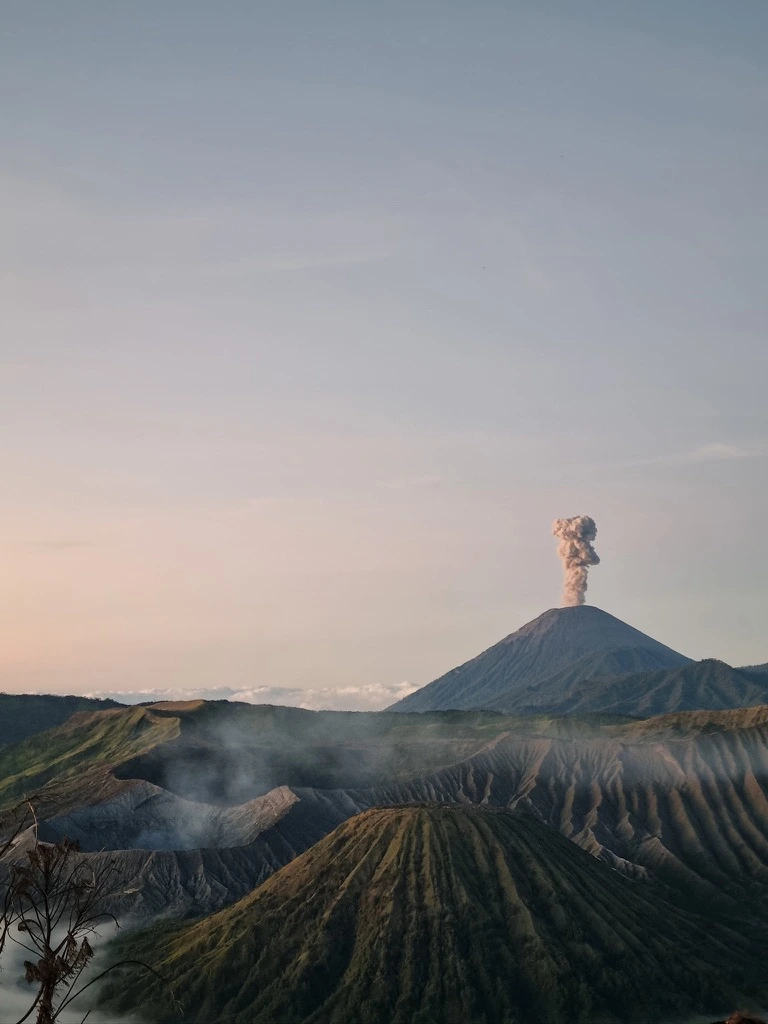 Lever soleil avec eruption mont bromo