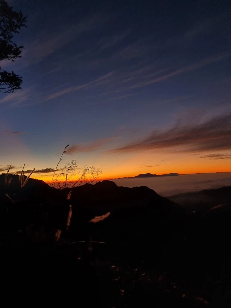 lever de soleil orange sur le mont bromo