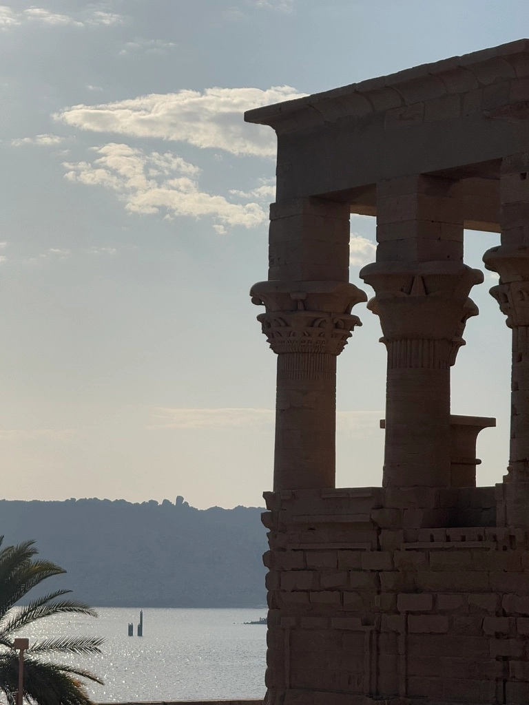 Temple de Philae veillant sur l'horizon