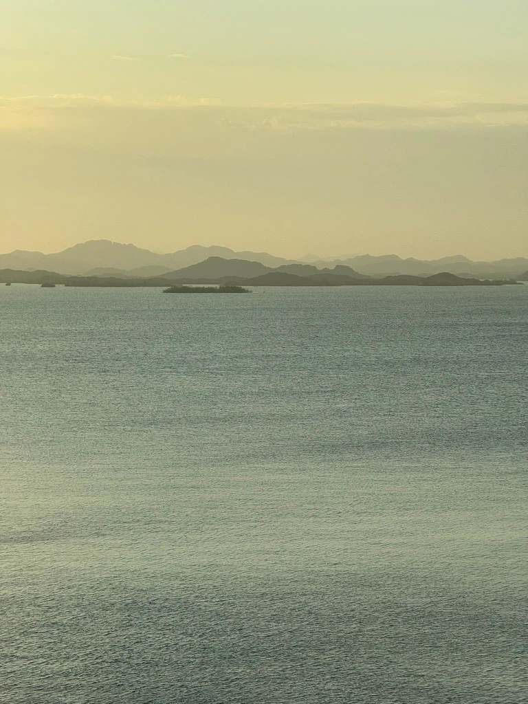 Barrage d'Assouan, vue sur les montagnes en relief