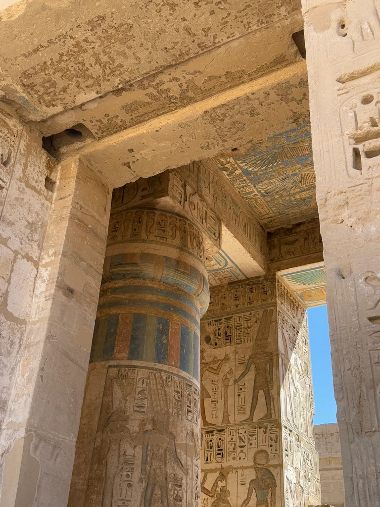 Murs et pylonnes monumentaux du temple Medinet Habou avec détails egyptiens