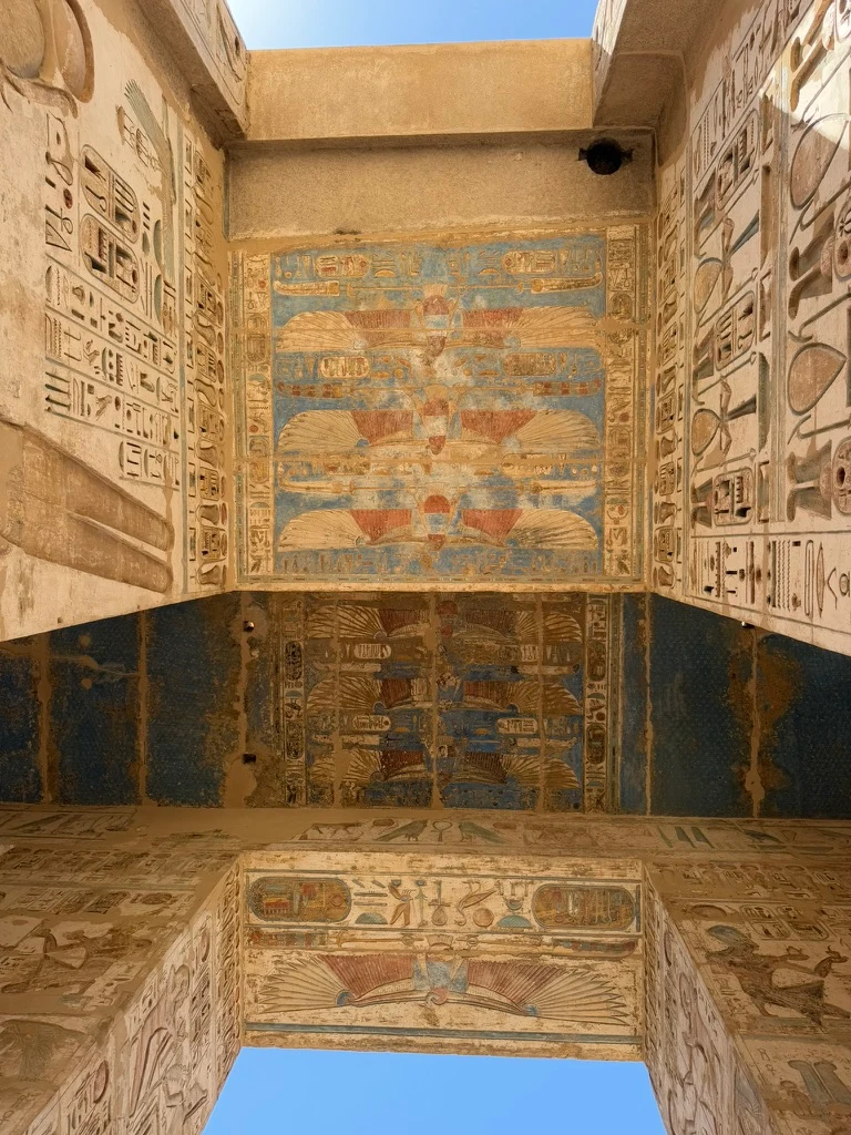 Plafonds du temples Medinet Habou entièrement décorés
