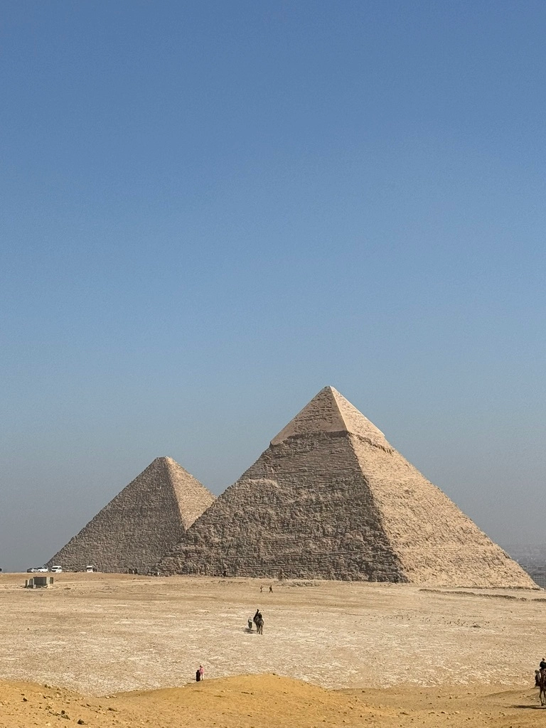 Deux des trois pyramides de Gizeh au milieu du désert