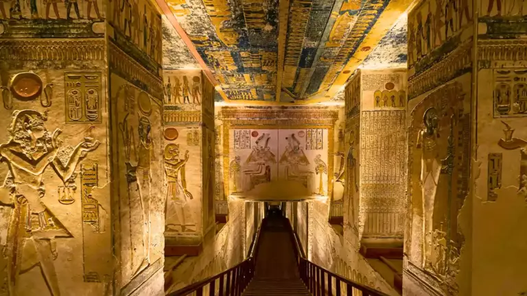 Tombe Ramses IV à la Vallée des rois en Egypte