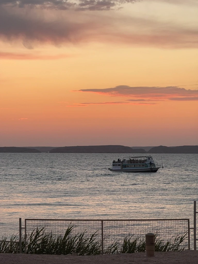 Lever de soleil somptueux sur le Lac Nasser à proximité du temple Abou Simbel en Egypte