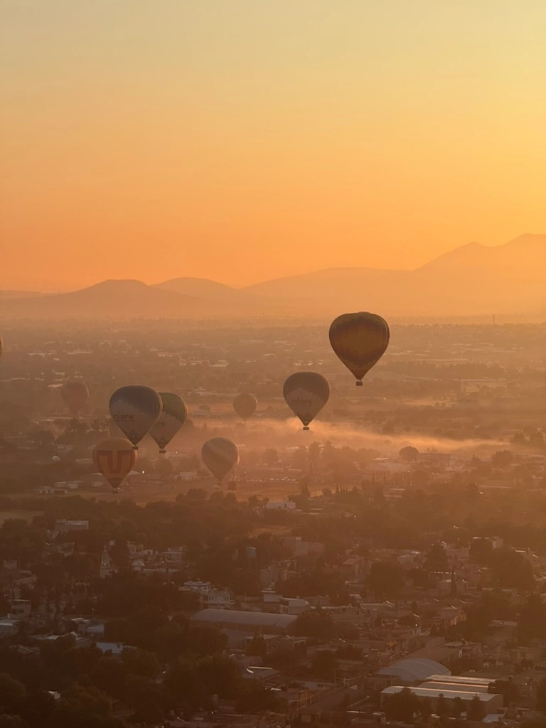 Montgolfiere dans la brume du lever de soleil