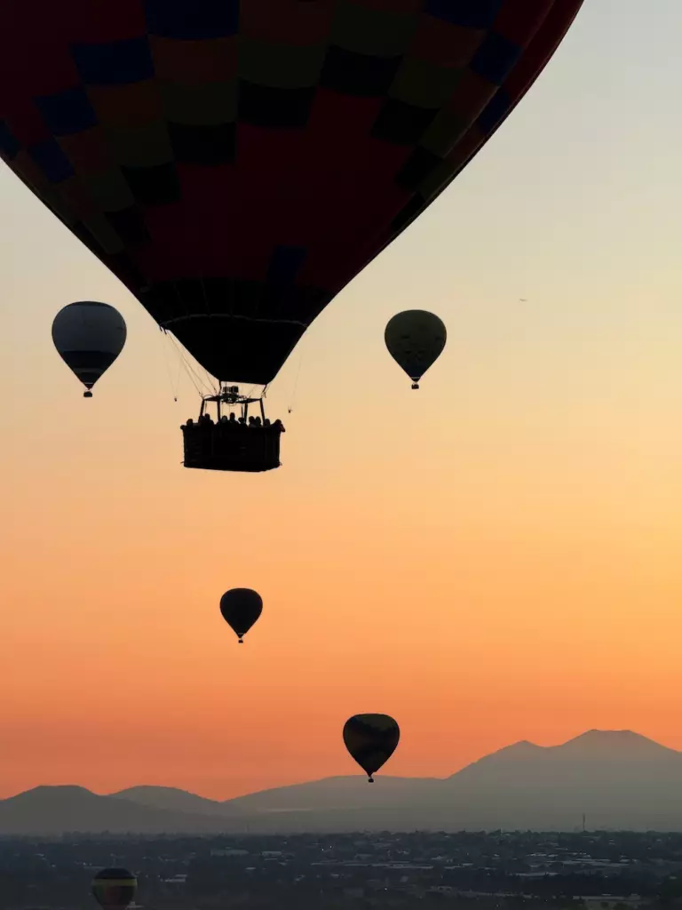 Montgolfière au lever du soleil à Teotihuacan