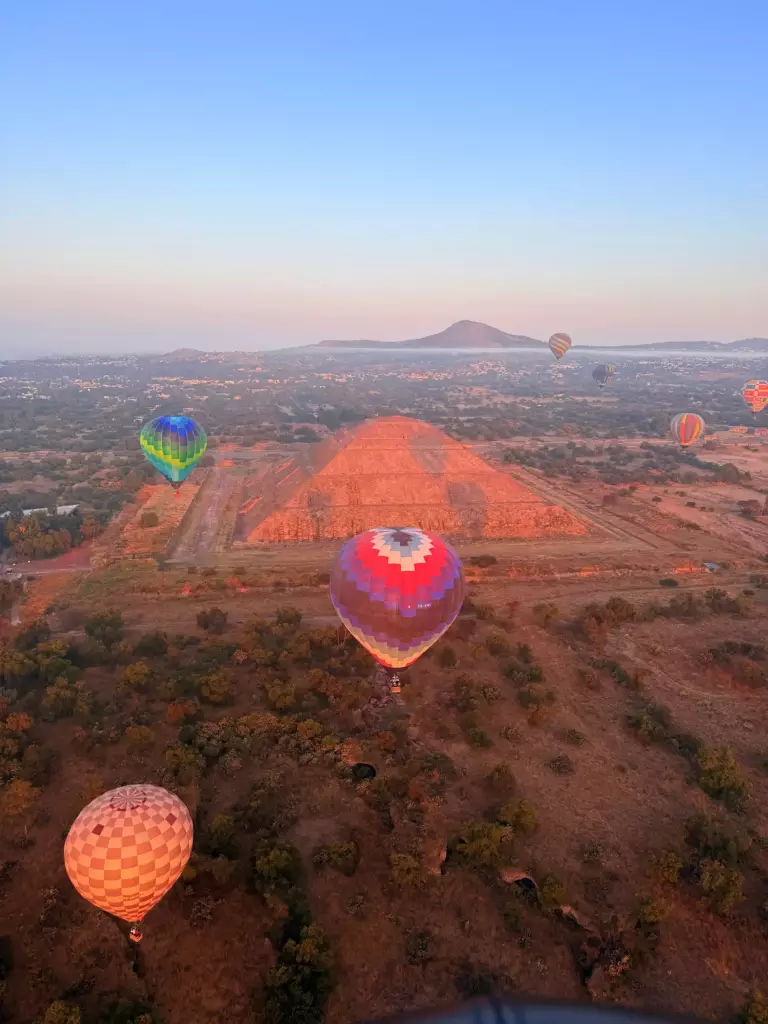 Téotihuacan au lever du soleil en montgolfiere