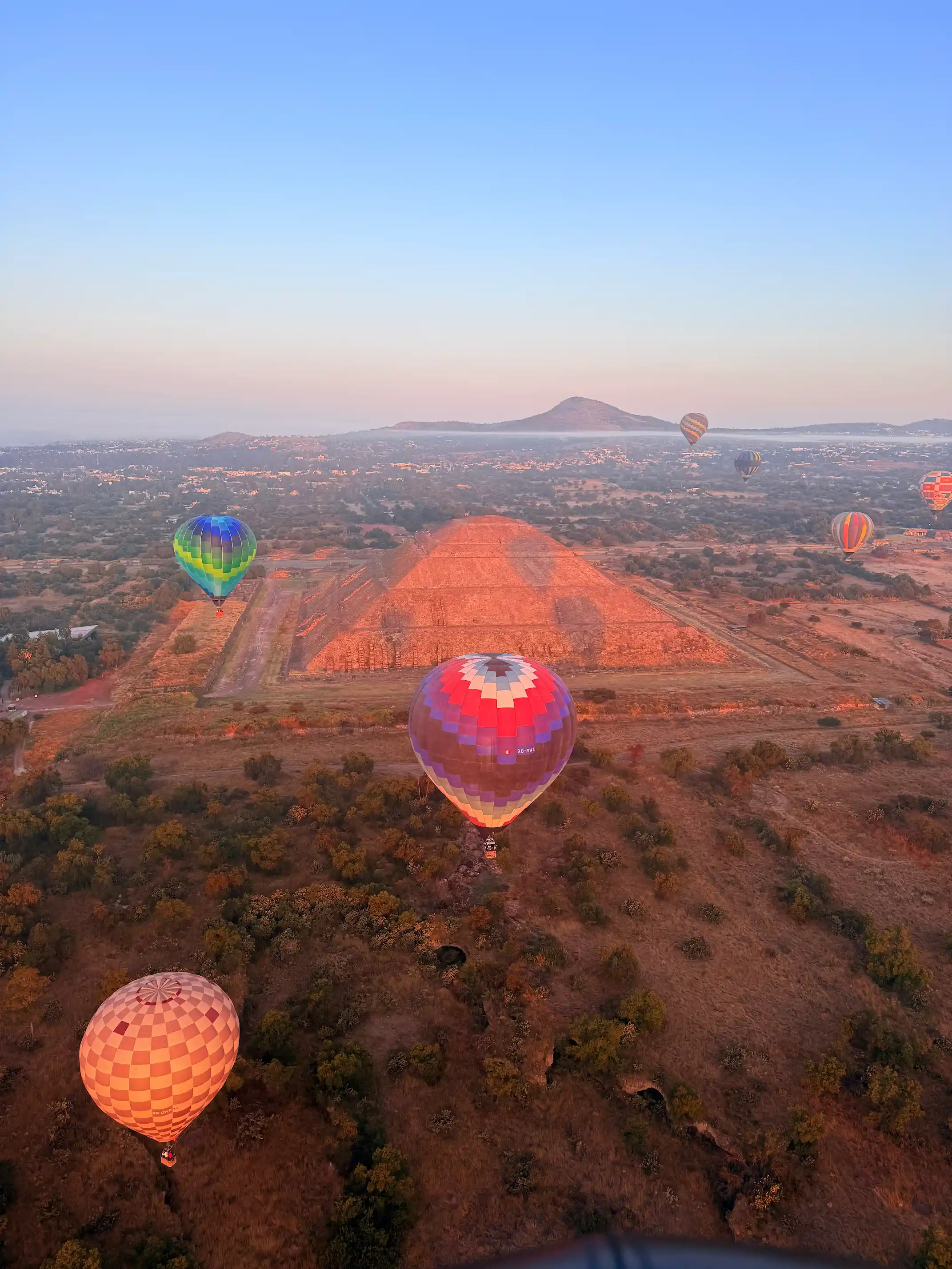 Téotihuacan au lever du soleil en montgolfiere