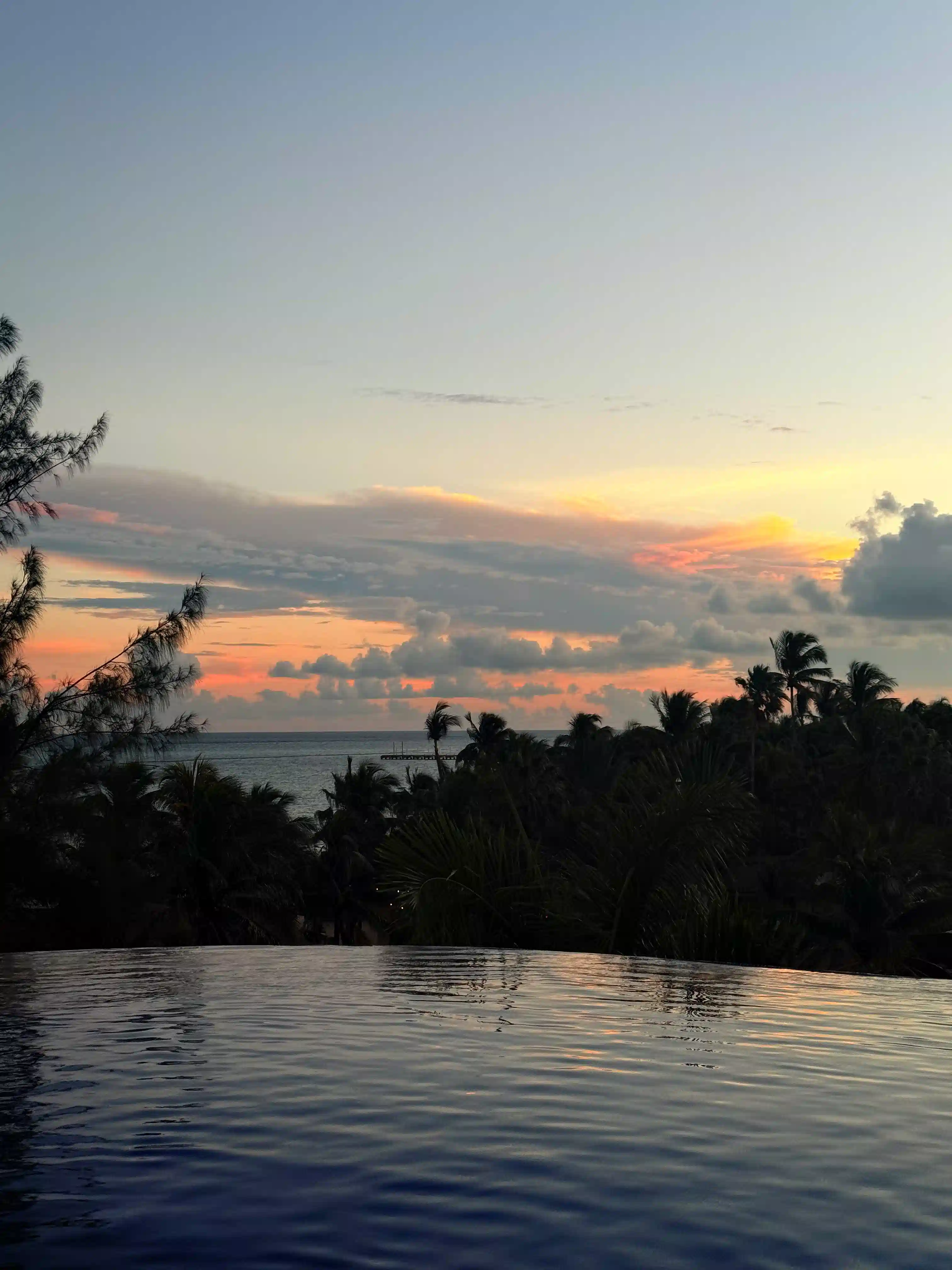 Coucher de soleil sur une piscine à débordement à Playa del Carmen