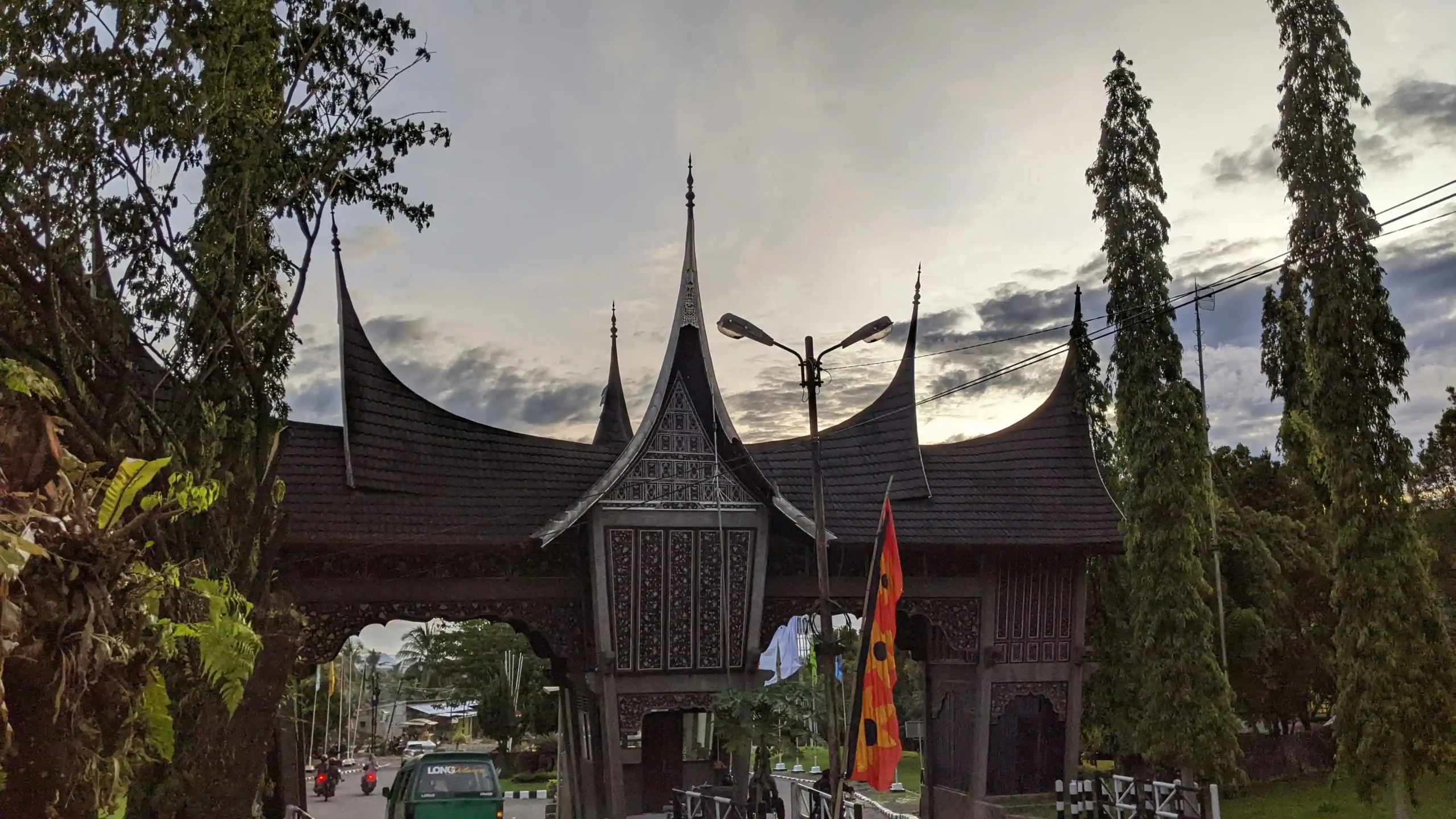 Porte au milieu d'une route associée à la société matriarcale de Minangkabau à Sumatra