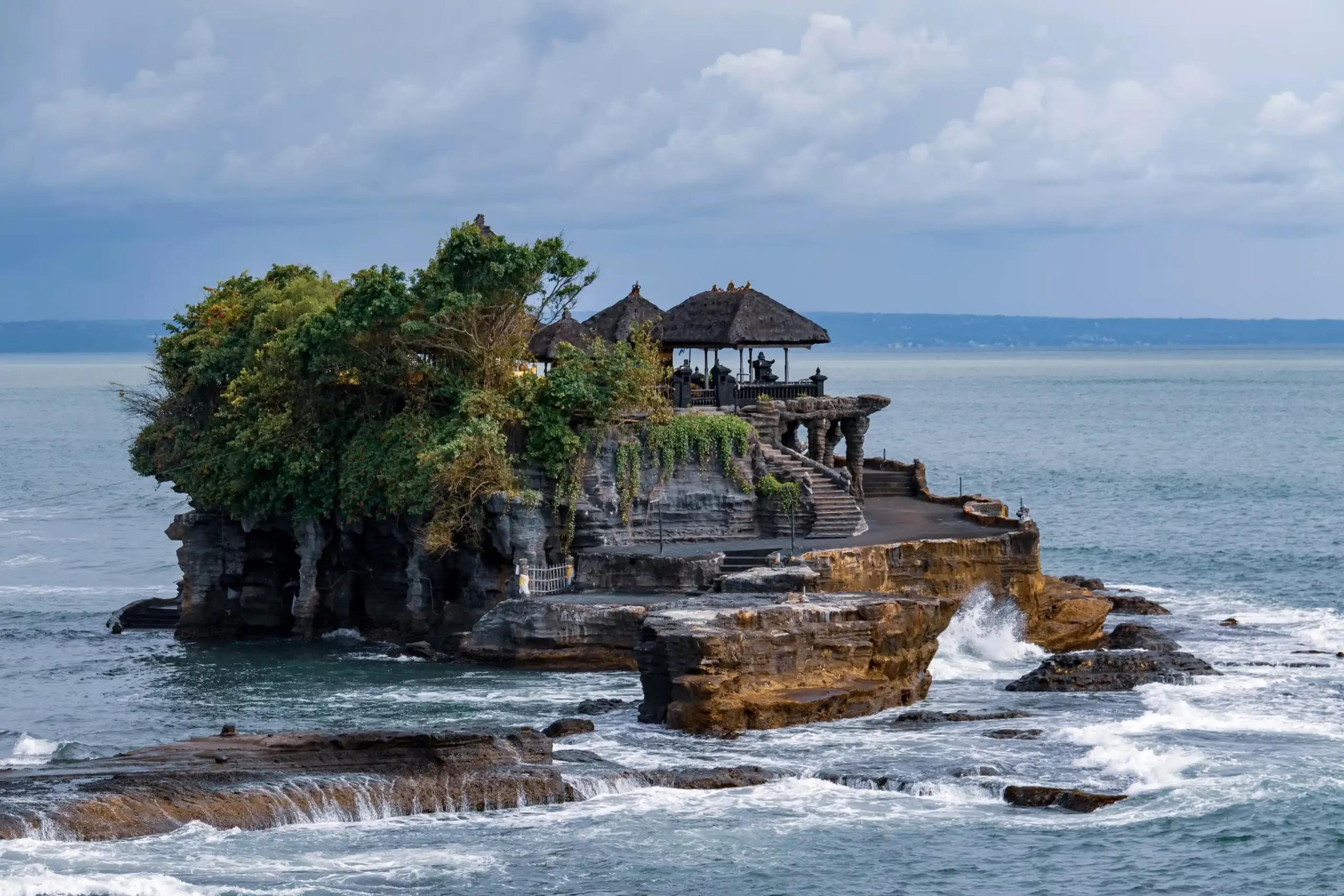 Temple de Tanah Lot à Bali, au milieu de la mer