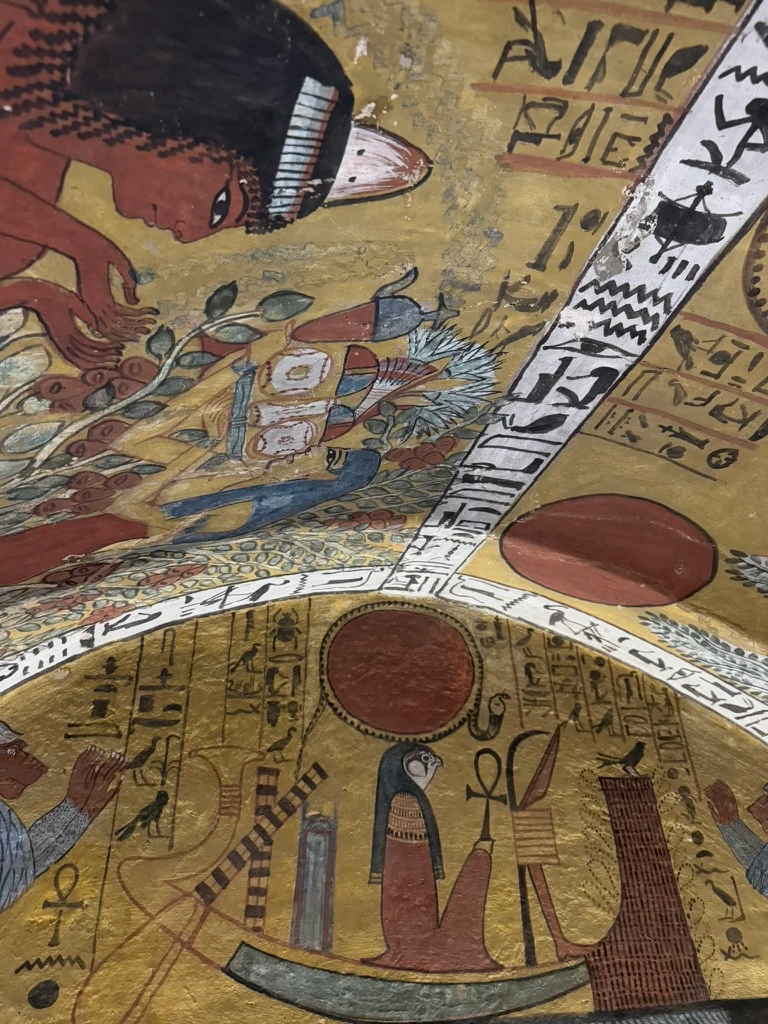 Plafond et mur orné dans la vallée des artisans à Louxor