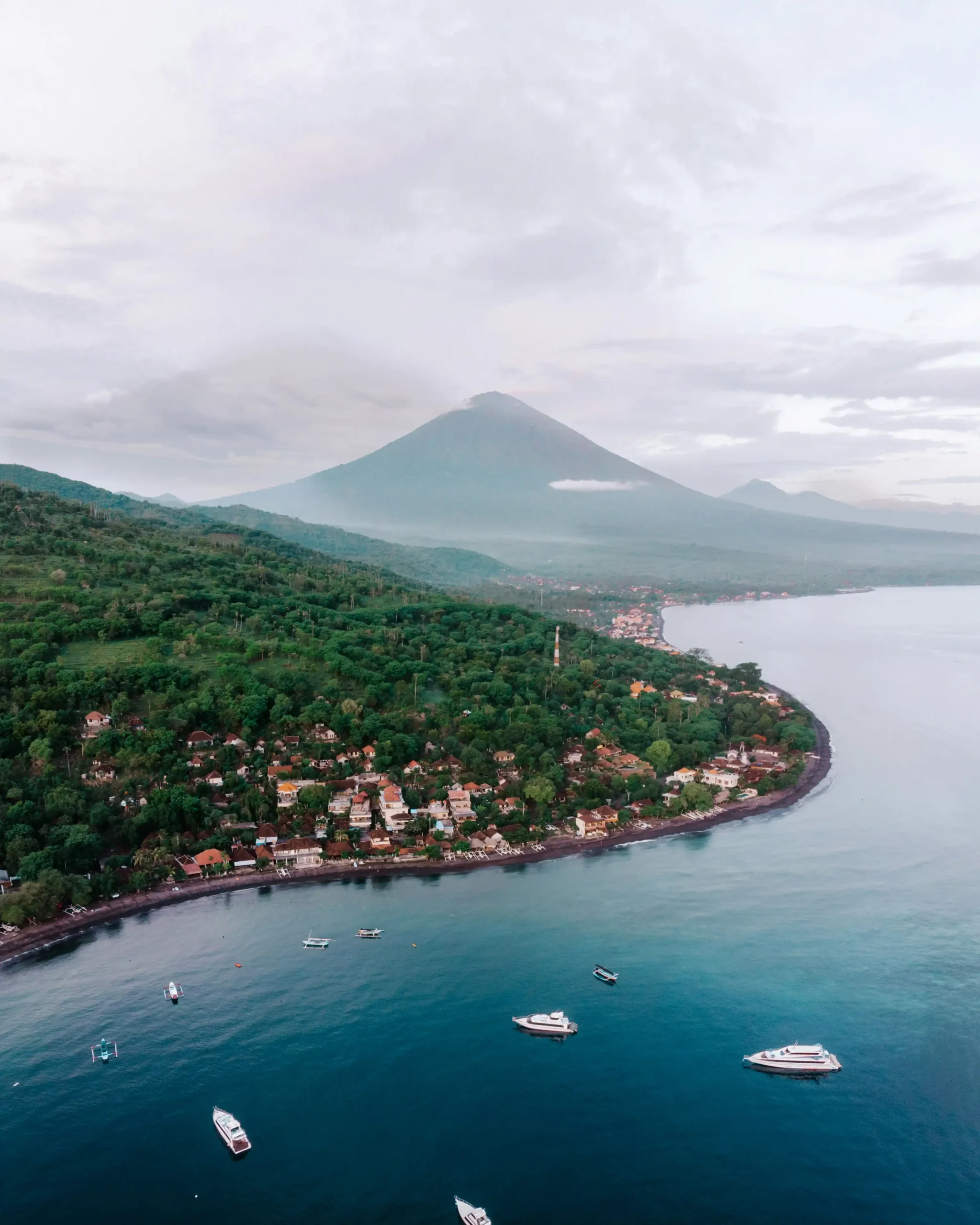 Côte d'Amed à Bali, bateau, mer et montagne