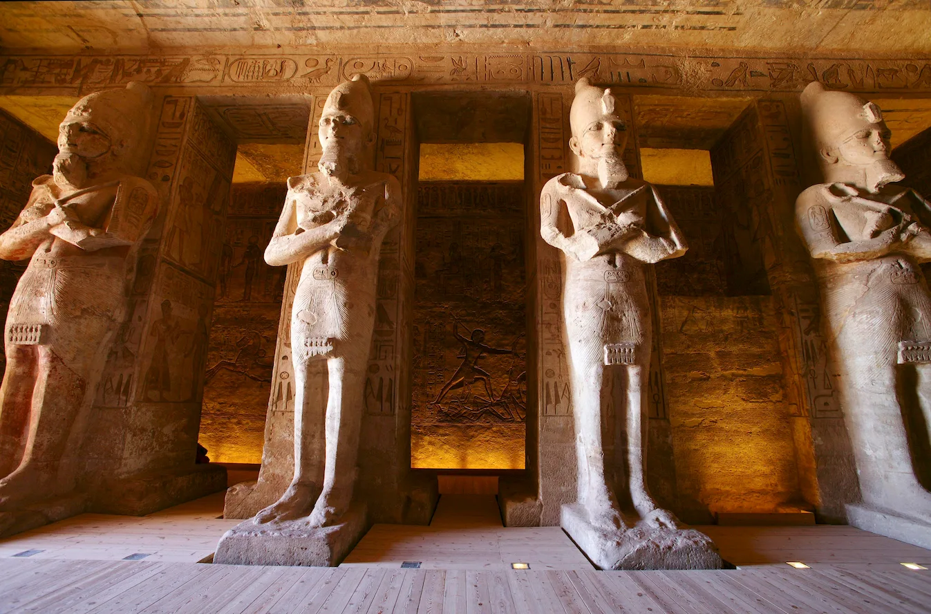 Immenses statues à l'intérieur du temple d'Abou Simbel