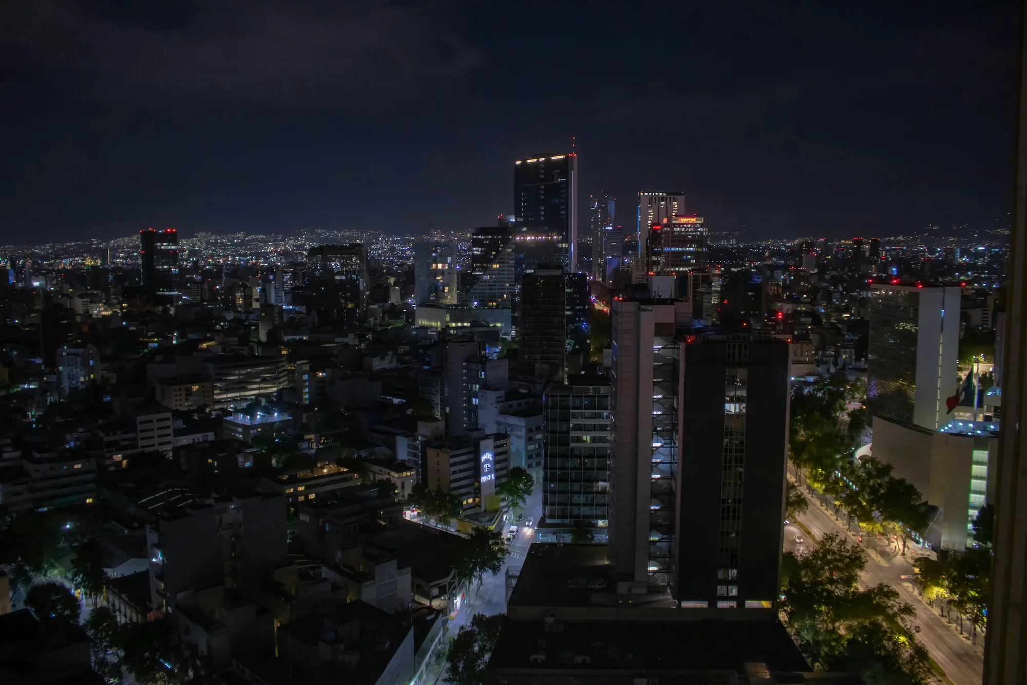 Mexico de nuit avec tous les immeubles illuminés