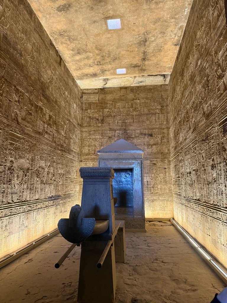 Barque sacrée au centre d'une salle du temple d'Edfou