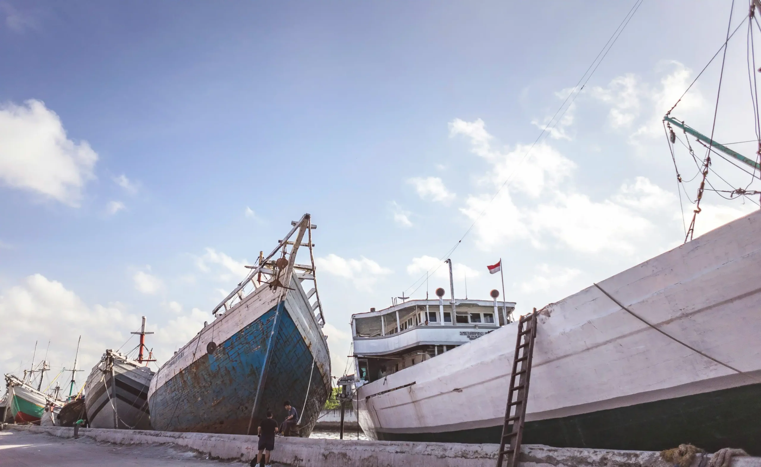 Immense bateau accosté au port