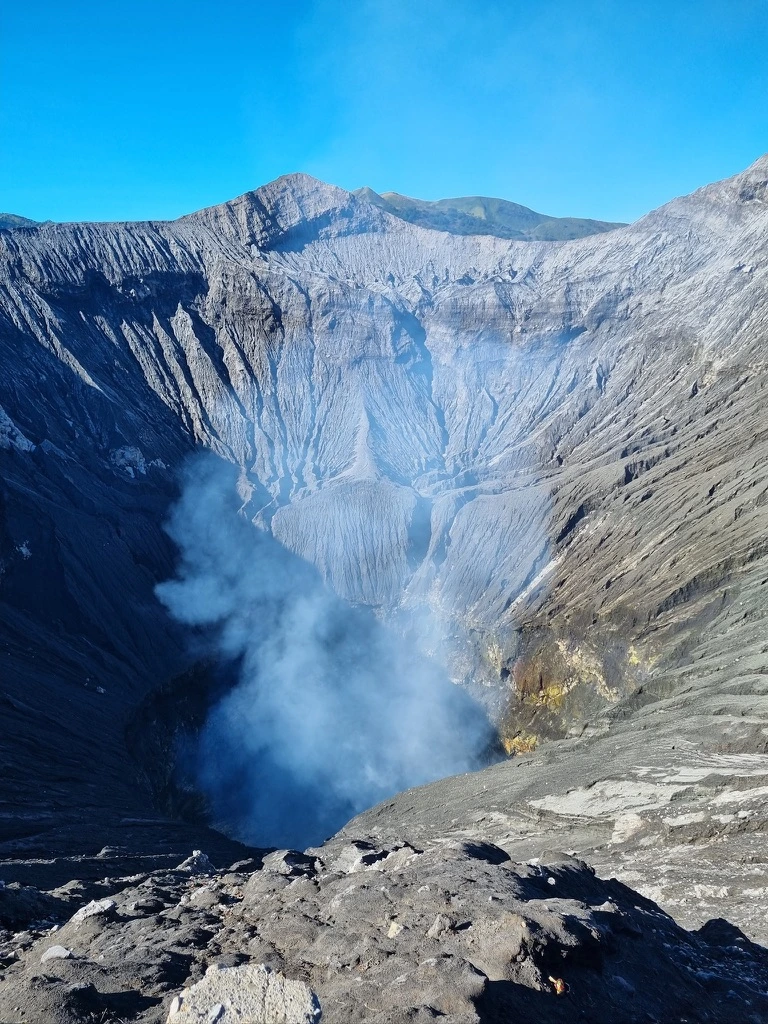 fumée sortant du cratère du mont bromo