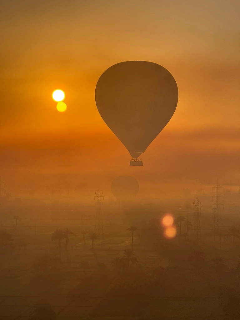Montgolfiere dans la brume du matin au lever du soleil