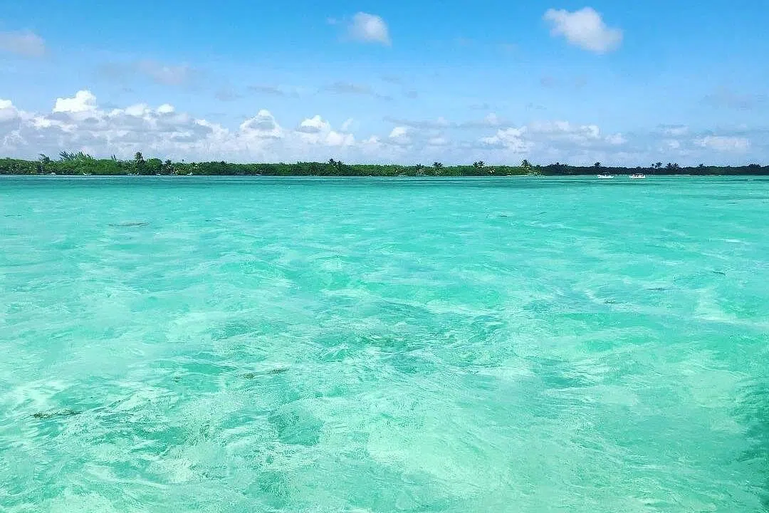 Eau turquoise transparente de la réserve de Sian Ka'an