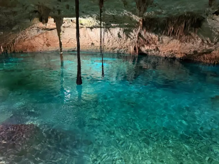 Cenote Taak Bi Ha souterraine à Tulum.
