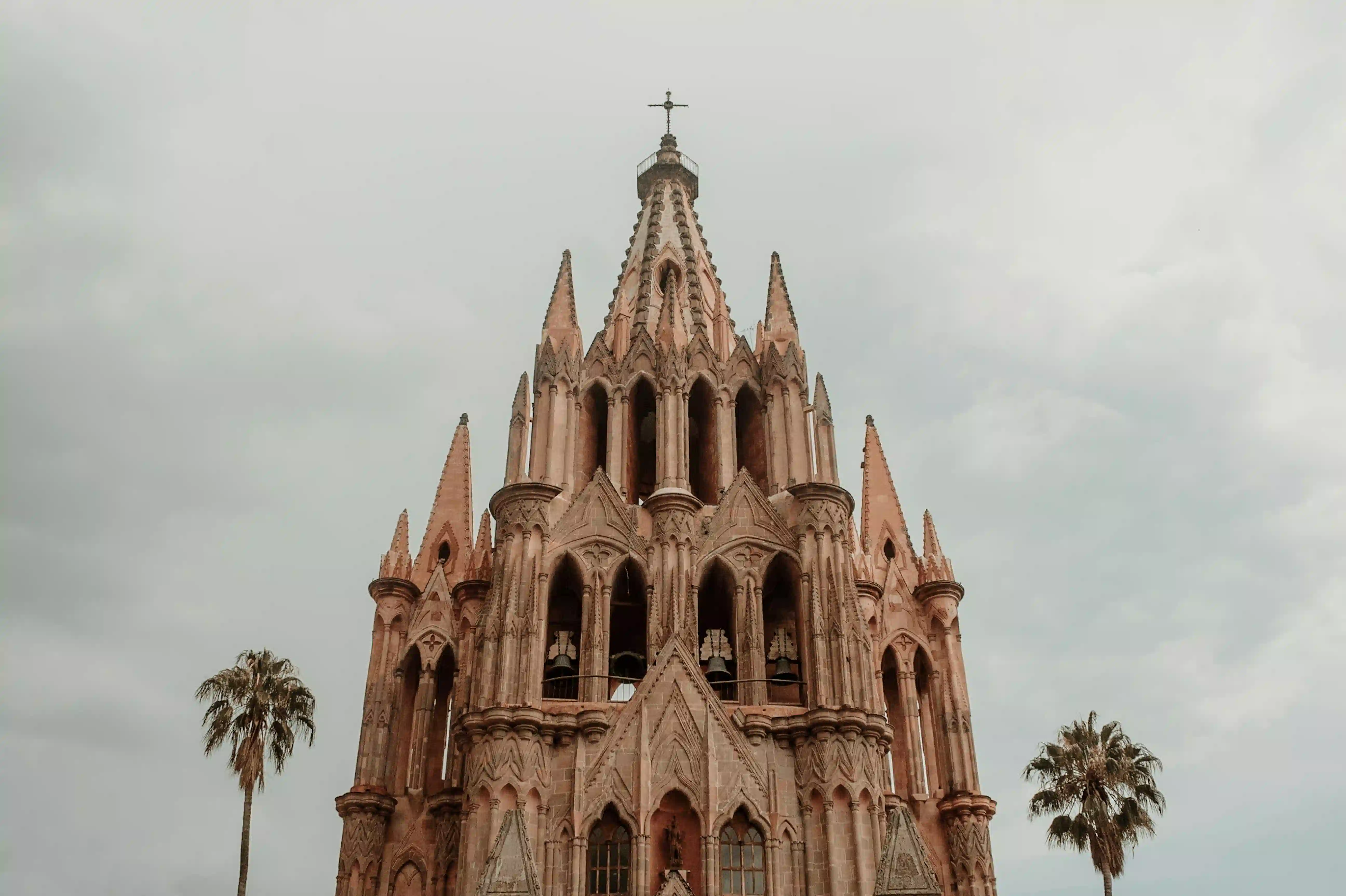 Vue sur Parroquia de San Miguel de Allende au Mexique