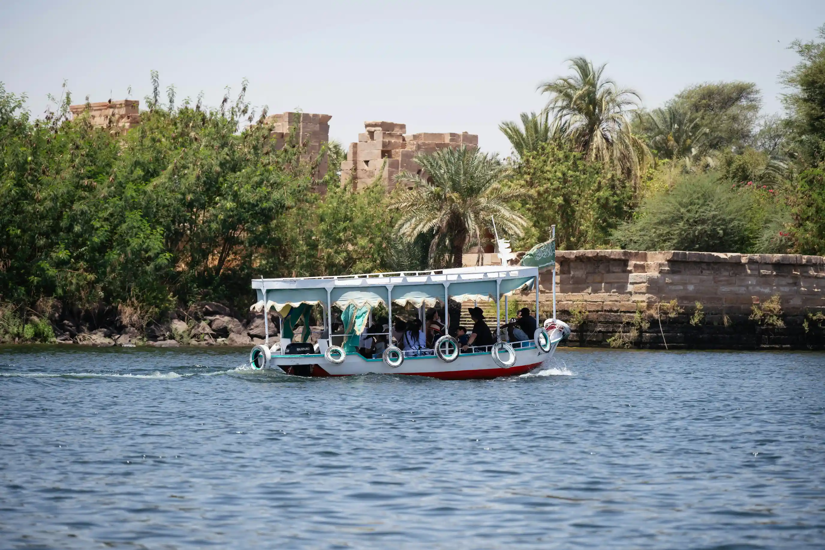 Bateau sur le nil en direction du temple de Philae que l'on aperçoit en fond