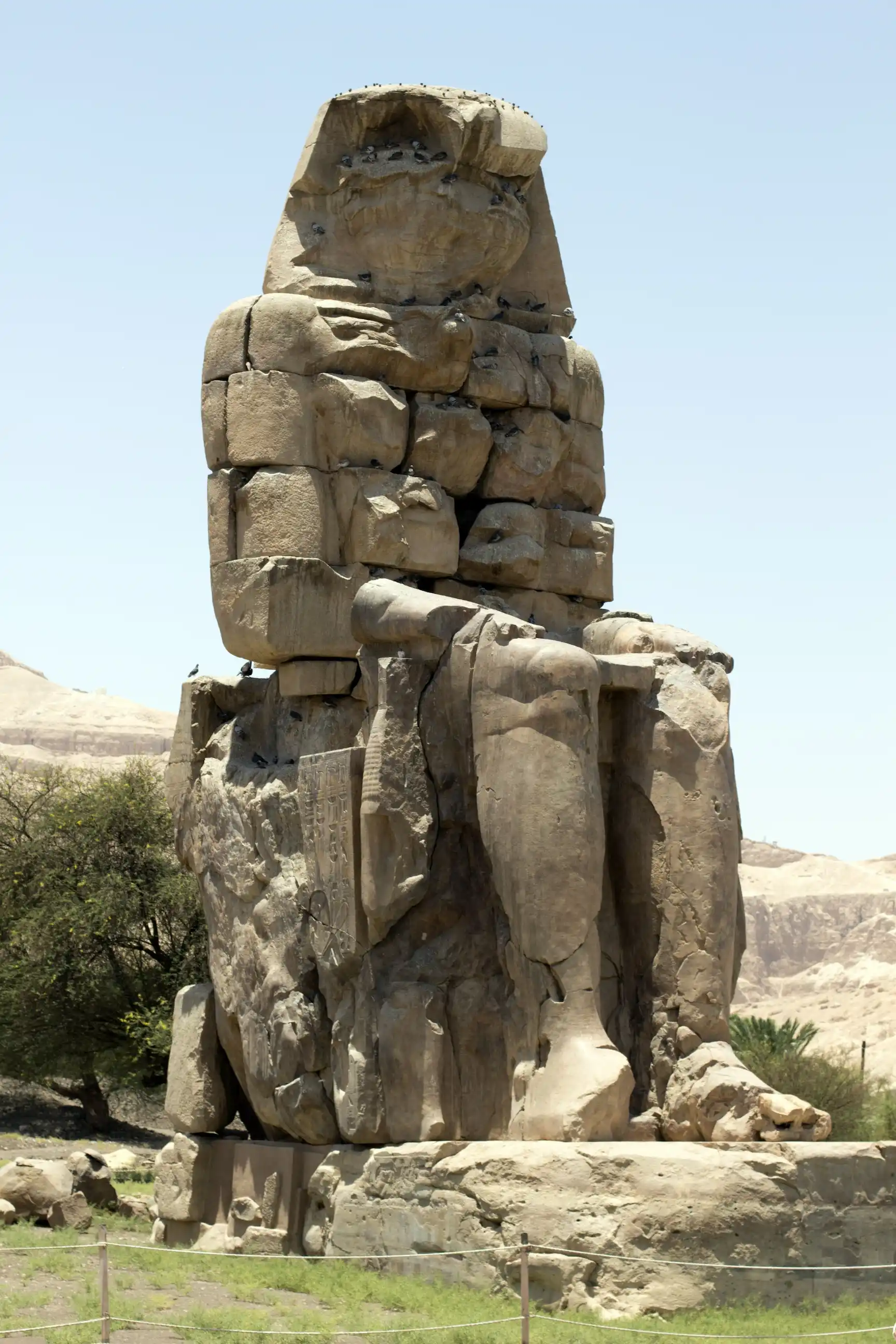 Colosse de Memnon à Louxor, grande statue restante du temple d'Aménothep III.