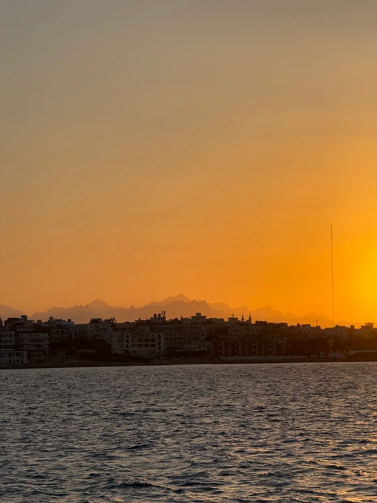Coucher de soleil orangé à la mer rouge