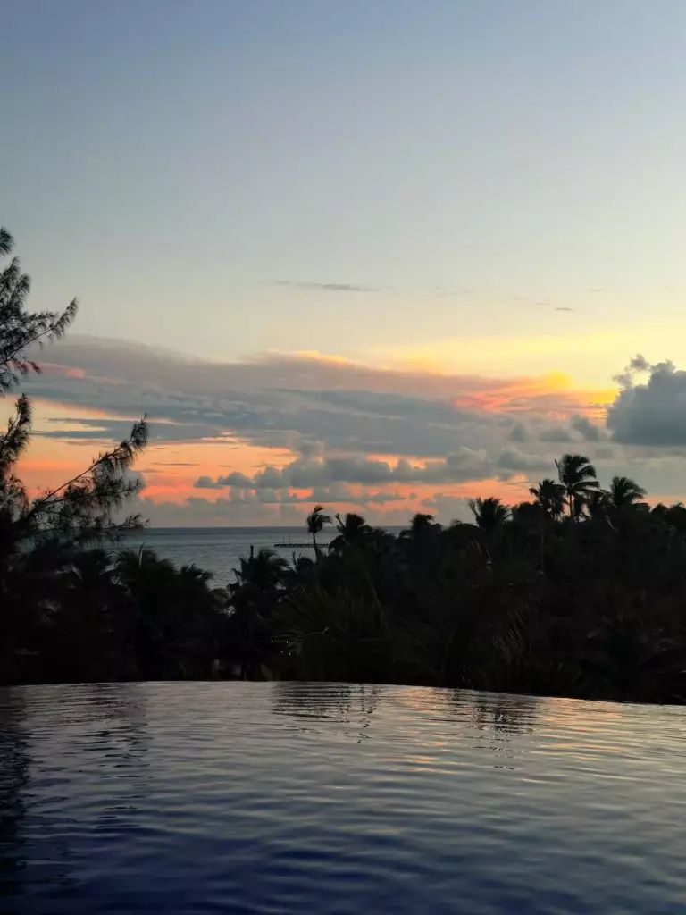 Coucher de soleil sur une piscine à débordement à Playa del Carmen