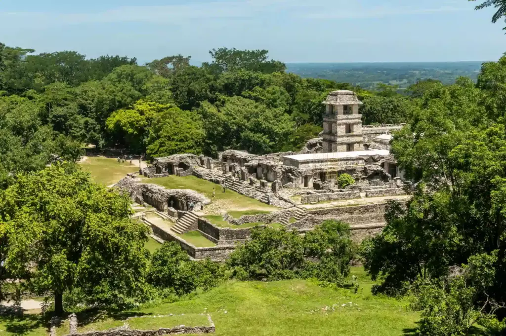 Ruines de Palenque au milieu de la jungle de la région de Chiapas