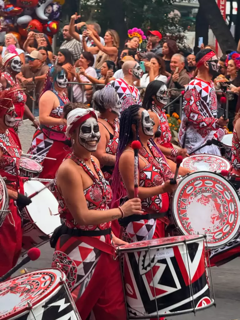 Danseuses en défilé du jour des Morts de Mexico